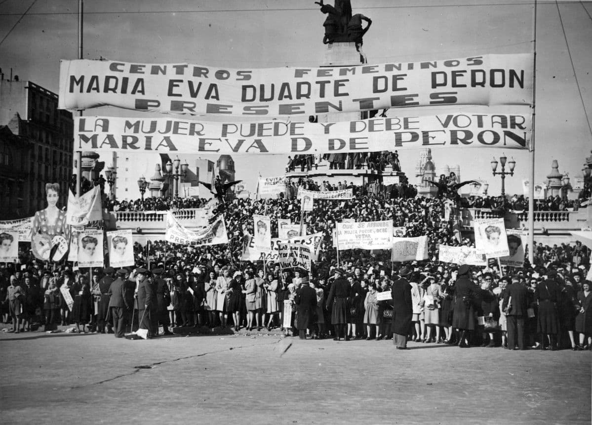 Multitud de mujeres frente al Congreso con pancartas de los Centros Femeninos María Eva Duarte de Perón
