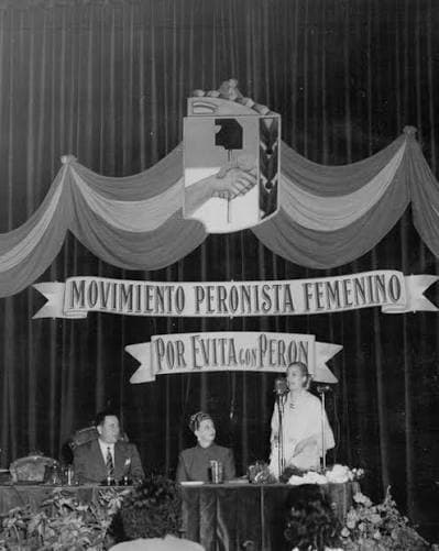 Eva Perón hablando en un acto del Movimiento Peronista Femenino, junto a Juan Domingo Perón