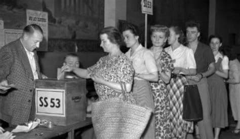 Mujeres haciendo fila para votar en una urna